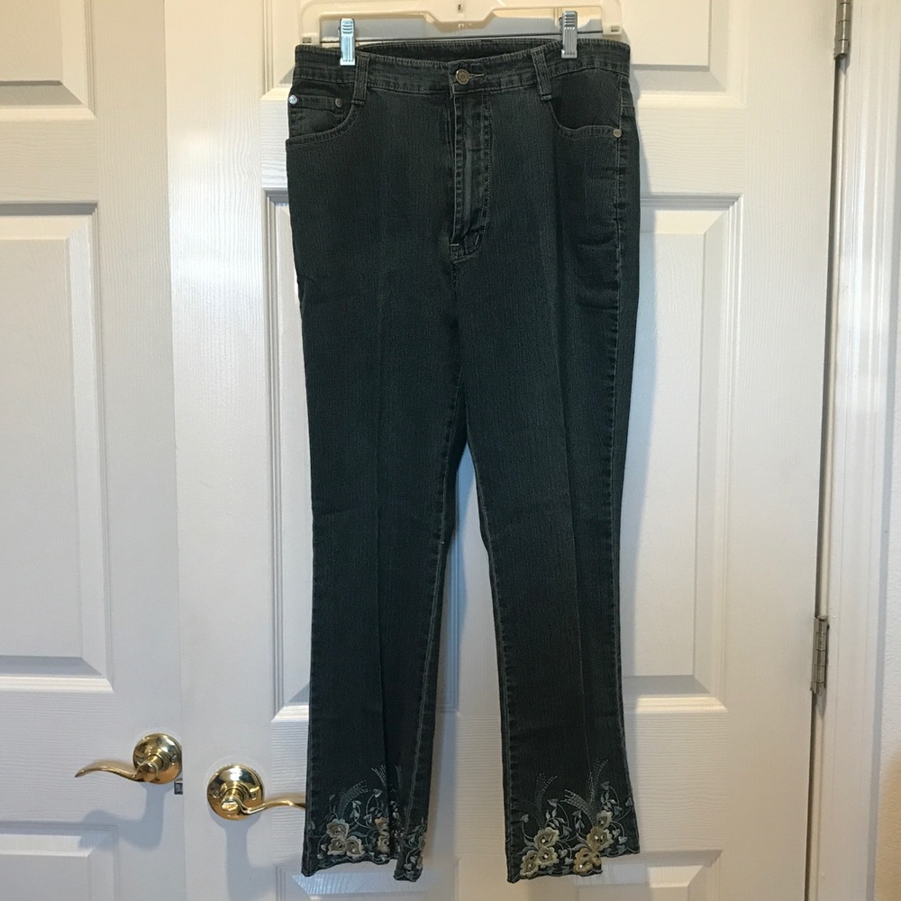 Jeans with flower embroidery details